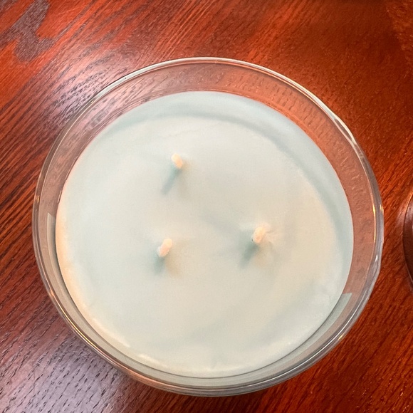 Bath and Body Works Winter 3 Wick Candle NWT - Picture 2 of 4